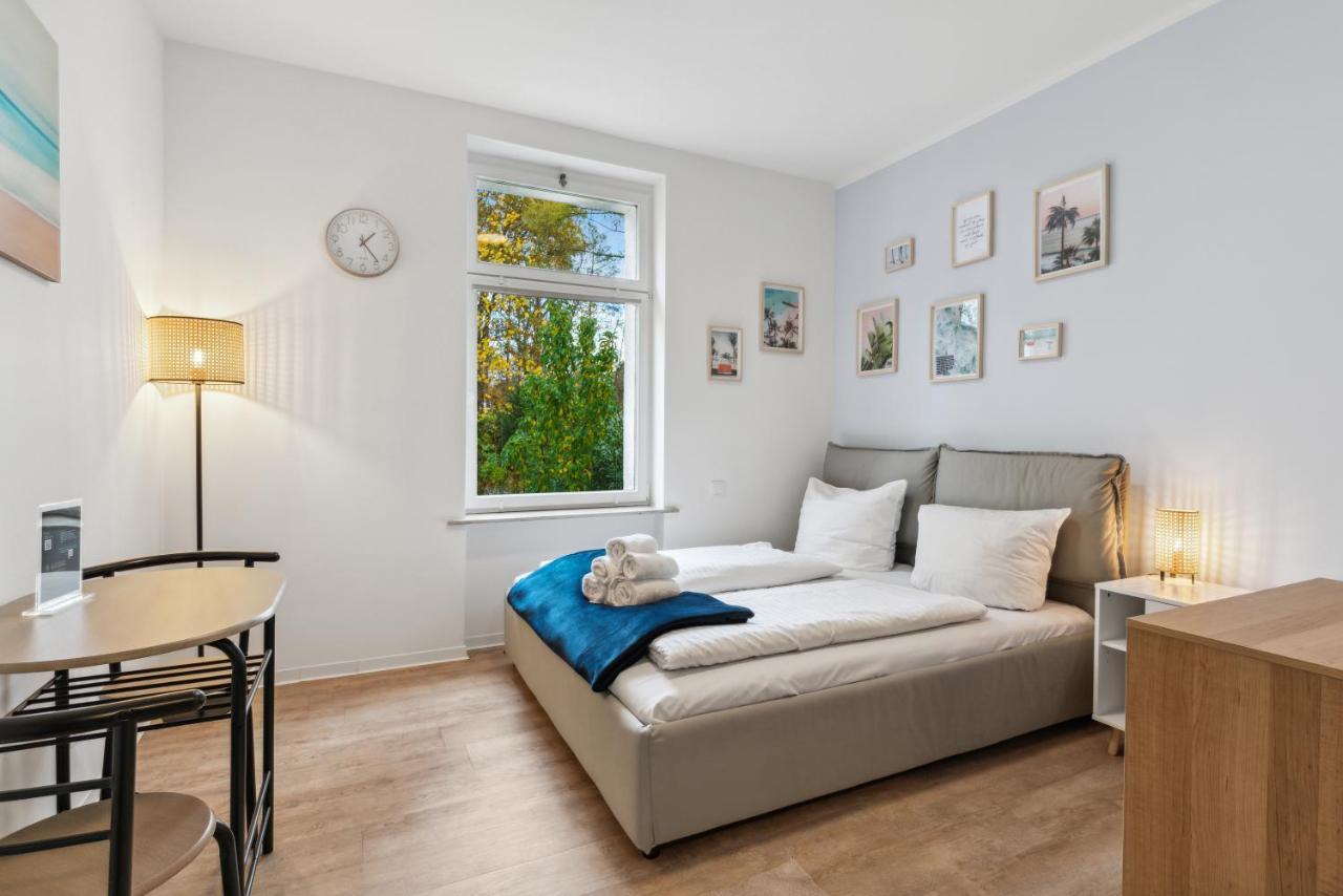 Vorstadtoase - 2 Personen - Eichwalde, Naehe Ber - Queensize-Bett, Netflix, Parken エクステリア 写真